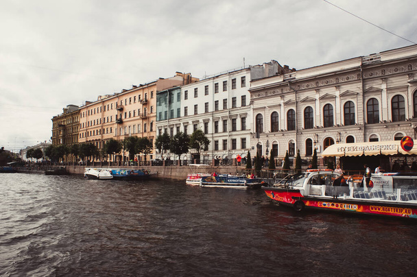 San Petersburgo, Rusia, 5 de septiembre de 2020, excursión en barco por el río Neva en San Petersburgo. Tipos y lugares de interés de San Petersburgo. - Foto, imagen