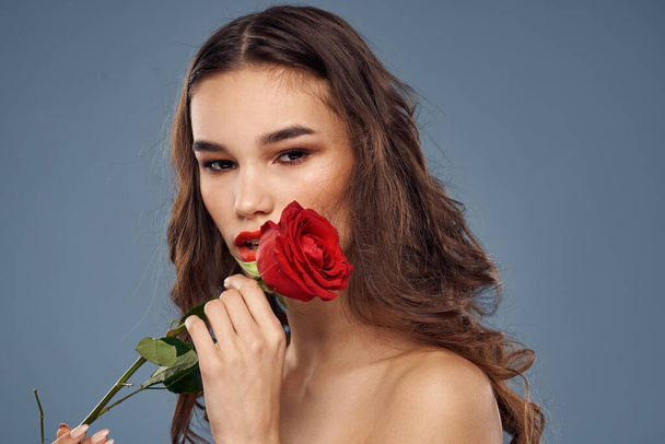 Nainen ruusu käsissään alasti hartiat ilta meikki punaiset huulet - Valokuva, kuva