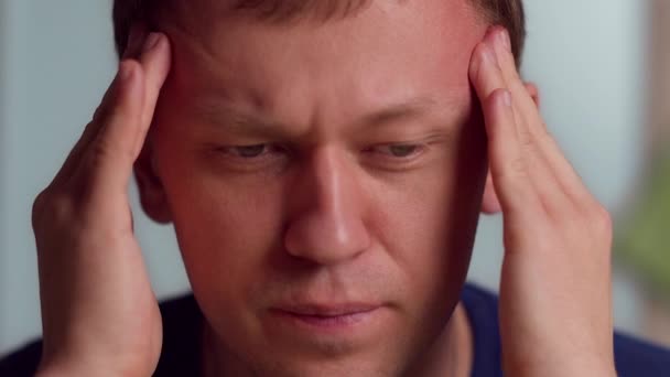 Muž si masíruje spánky, bolest hlavy, detailní záběr - Záběry, video
