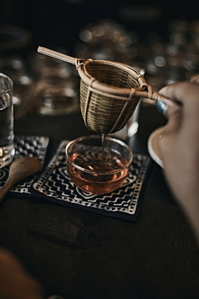 Kawiarnia lub bar stół z herbatą.Toned zdjęcie, selektywne focu - Zdjęcie, obraz