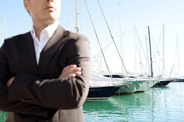 Homme d'affaires debout près d'un yacht de luxe
 - Photo, image