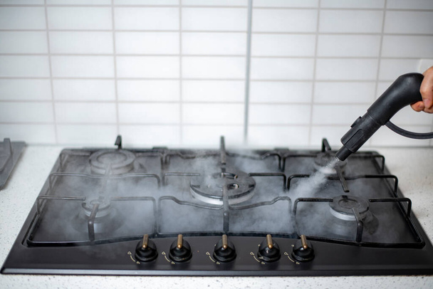 dezinfekce páry a sanace domu, parní úprava kamen na plyn v kuchyni - Fotografie, Obrázek