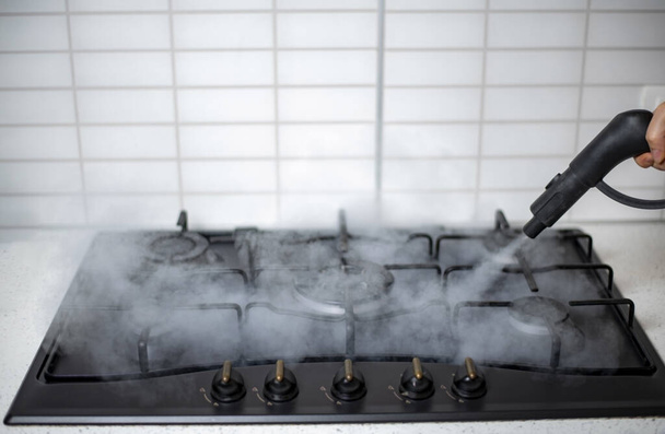 désinfection à la vapeur et assainissement de la maison, traitement à la vapeur de la cuisinière à gaz de cuisine - Photo, image