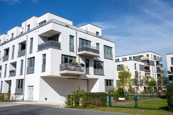Modern fehér házak egy fejlesztési területen Berlinben, Németországban - Fotó, kép