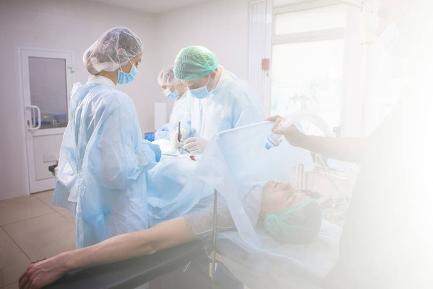 Equipo de Emergencia: Cirujano, enfermera y anestesista antes de la cirugía. - Foto, Imagen