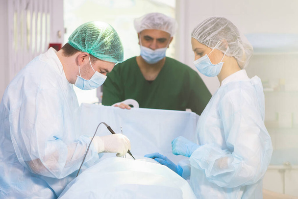 Equipo de Emergencia: Cirujano, enfermera y anestesista antes de la cirugía. - Foto, imagen