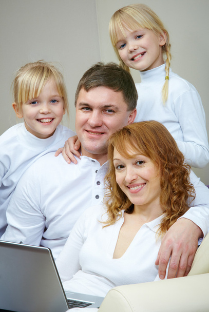 Семья с компьютером
 - Фото, изображение