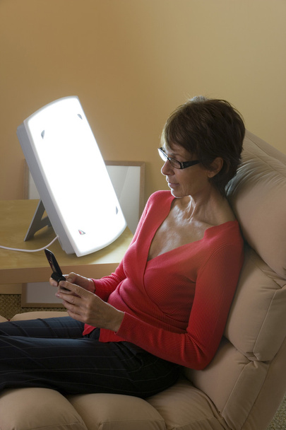 vrouw lichttherapie - Foto, afbeelding