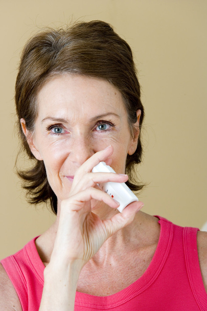 osoby w podeszłym wieku przy użyciu spray do nosa - Zdjęcie, obraz