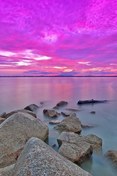 παρατεταμένη έκθεση του στη θάλασσα και τα βράχια με καταπληκτικό ουρανό - Φωτογραφία, εικόνα