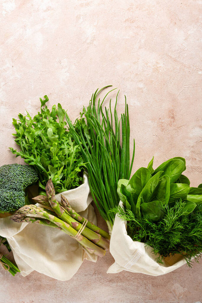 Spring green leaf vegetables, clean food - Foto, Imagen