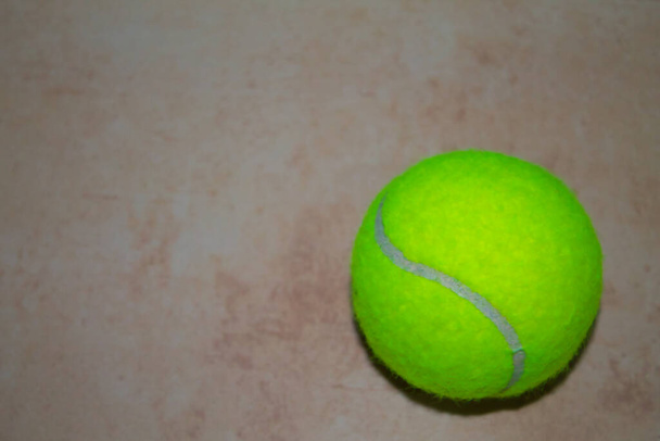 Tenis maçından önce sarı tenis topu - Fotoğraf, Görsel