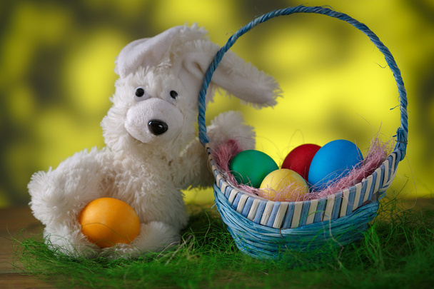 juguete conejo con huevos de Pascua
 - Foto, Imagen
