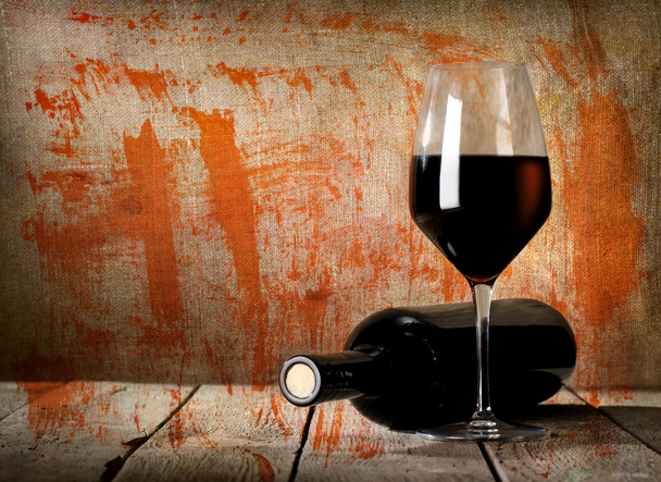 黒のボトルと赤ワインのヴィンテージ - 写真・画像