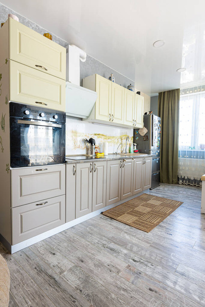 Anapa, Rusia - 23 de agosto de 2020: Cocina estándar en primer plano en el interior de la cocina - Foto, Imagen