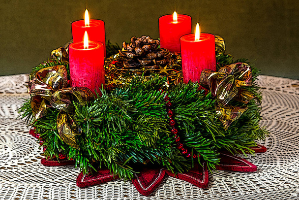 Adventskranz mit brennenden Kerzen - Foto, Bild