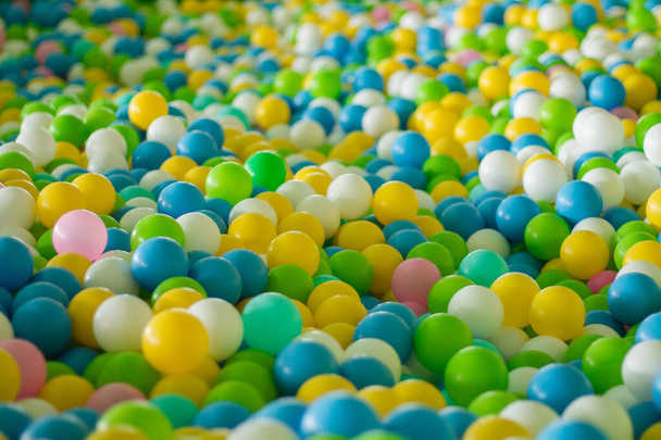 Kuru bir çocuk havuzunda renkli toplar. Toplardan çocuk arkaplanı. - Fotoğraf, Görsel