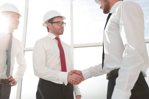 businessman and architect shaking hands - Fotó, kép