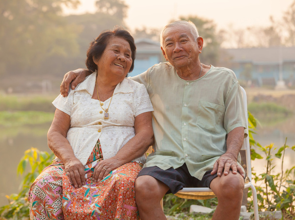 szczęśliwa para starszy siedzi na zewnątrz - Zdjęcie, obraz