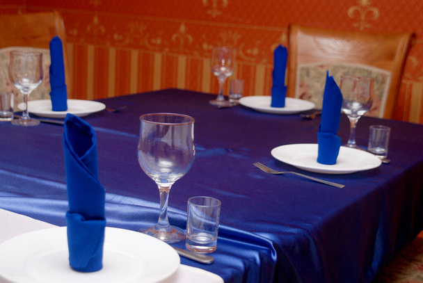 ruokapöytä monille vieraille sininen pöytäliina - Valokuva, kuva