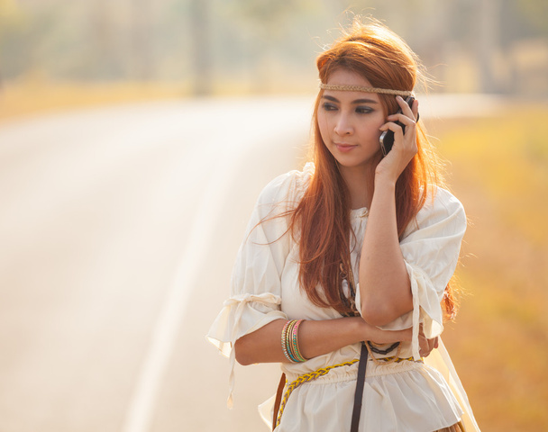 Хиппи девушка с помощью мобильного телефона
 - Фото, изображение