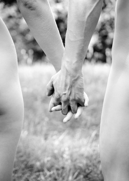 молода пара йде рукою в руці
 - Фото, зображення