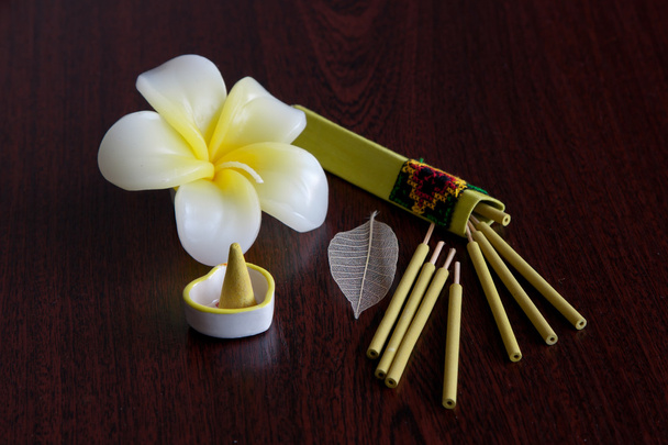 Натюрморт с ароматическими палочками
 - Фото, изображение