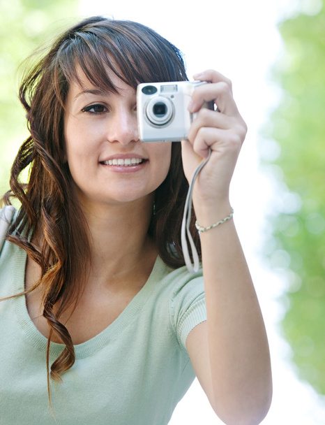 Mujer usando cámara fotográfica
 - Foto, imagen