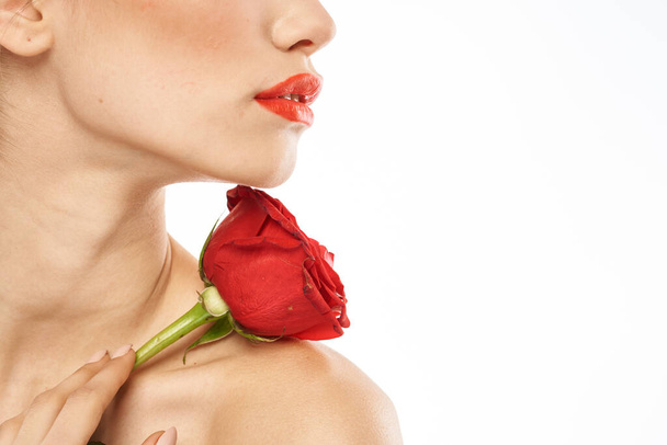 urocza brunetka dziewczyna z makijażem na twarzy i czerwona róża w jej ręce - Zdjęcie, obraz