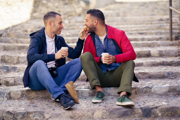 Couple gay prenant un repas à emporter dans la rue - Photo, image