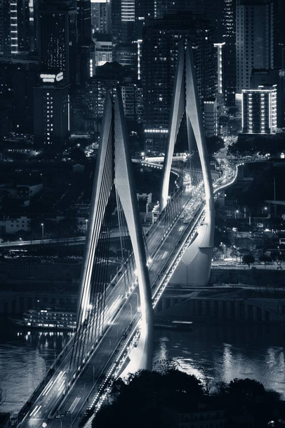 中国重慶市の夜の橋と都市建築. - 写真・画像