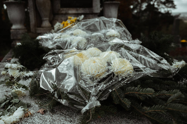 Grave in cemetery with flowers for concept of death and loss. All souls day. - Zdjęcie, obraz
