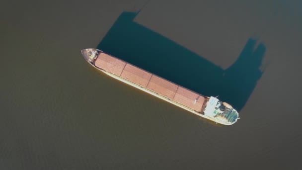 Vista superior do navio de carga com porões fechados em pé no fairway perto do porto - Filmagem, Vídeo