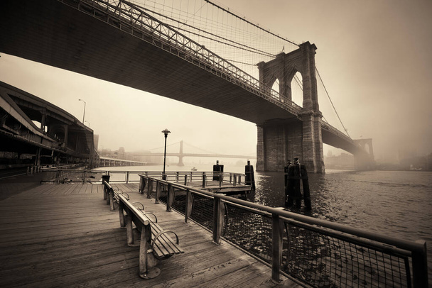 Brooklyn Bridge egy ködös napon Manhattan belvárosában - Fotó, kép