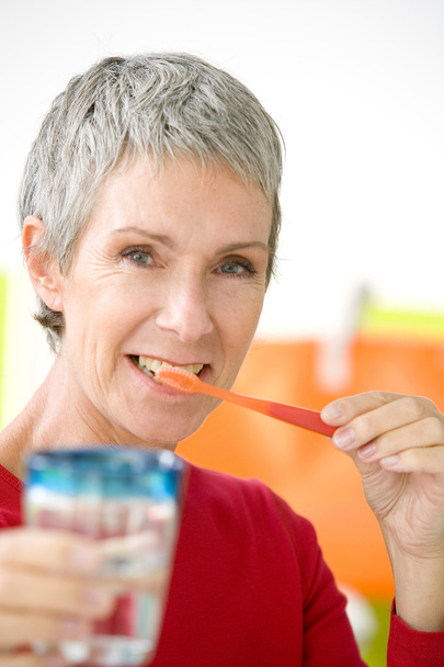higiena jamy ustnej, osoby w podeszłym wieku - Zdjęcie, obraz