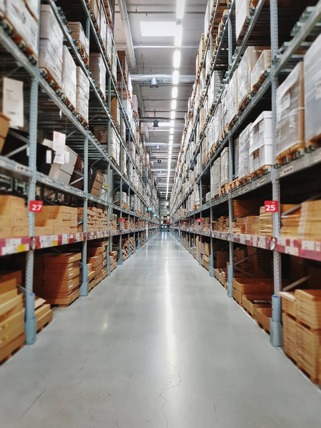 Perspectief uitzicht op gangpad tussen planken bij Retailed Store Warehouse - Foto, afbeelding