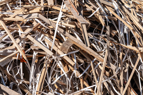 σωρός από σκουπίδια από σπασμένα ξύλινα ραβδιά, χαρτόνι - Φωτογραφία, εικόνα