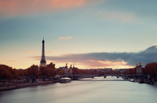 Pariser Seine mit Eiffelturm und Alexandre-III-Brücke bei Sonnenuntergang - Foto, Bild