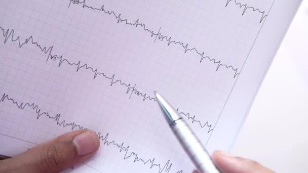  médecin main analyse cardio diagramme gros plan  - Séquence, vidéo