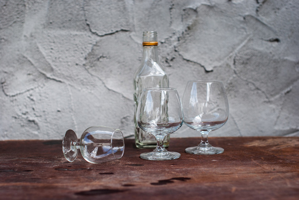 Stilleven met anders gevormde glazen flessen - Foto, afbeelding