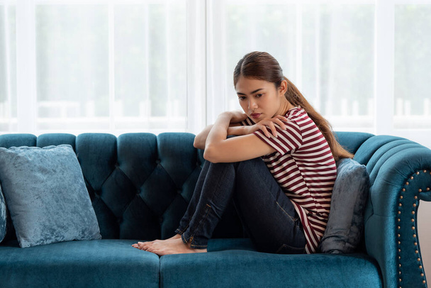 Triste e deprimida Asiática mulheres sentadas no sofá em casa, frustrado confuso feminino sente problema infeliz na vida pessoal - Foto, Imagem