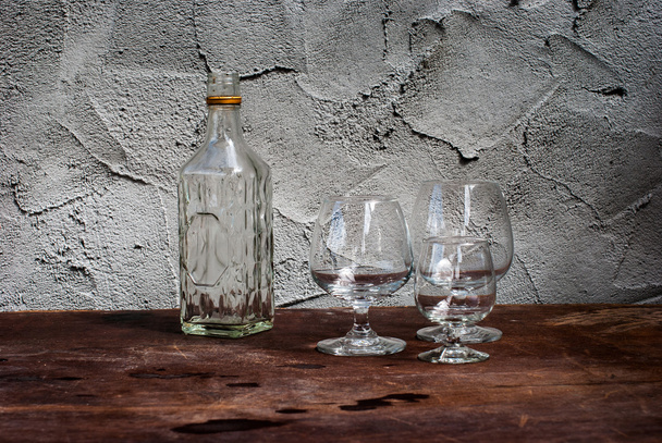 Stilleven met anders gevormde glazen flessen - Foto, afbeelding