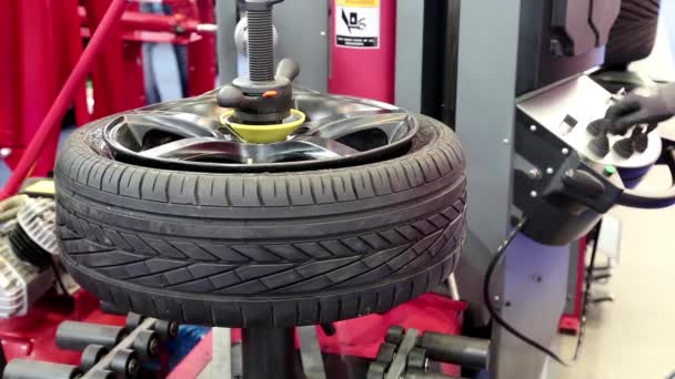 Tienda de montaje de neumáticos
 - Metraje, vídeo