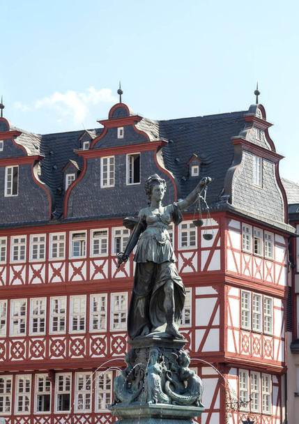 Старий міський парк з статуєю Юстіції у Франкфурті (Німеччина). - Фото, зображення