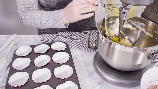 Passo dopo passo. Mescolare gli ingredienti in un mixer da cucina in piedi per cuocere cupcake di velluto rosso. - Foto, immagini