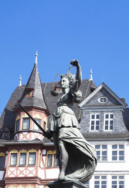 Frankfurter Altstadt mit Justitia-Statue. Deutschland - Foto, Bild