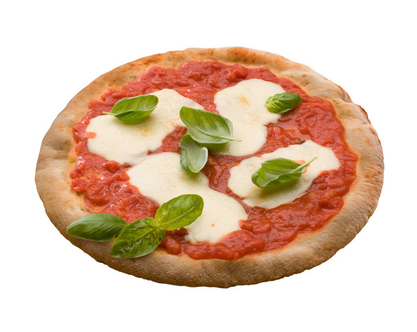 Italienische Pizza mit Tomatensauce, Mozzarella und Basilikum, isoliert auf weiß - Foto, Bild