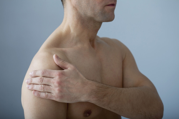 Человек с болью в плече
 - Фото, изображение