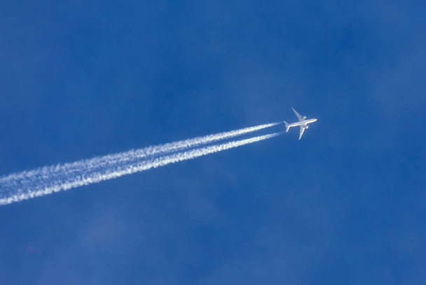 Repülők, melyek nyomot hagynak, tiszta kék égbolton fordulnak meg. - Fotó, kép