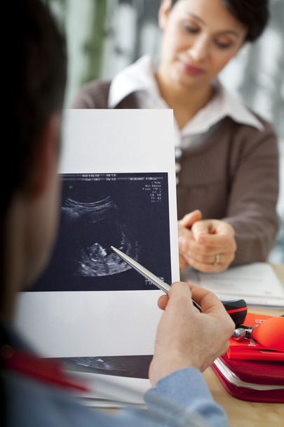 DONNA PREGNANTE IN CONSULTAZIONE
 - Foto, immagini